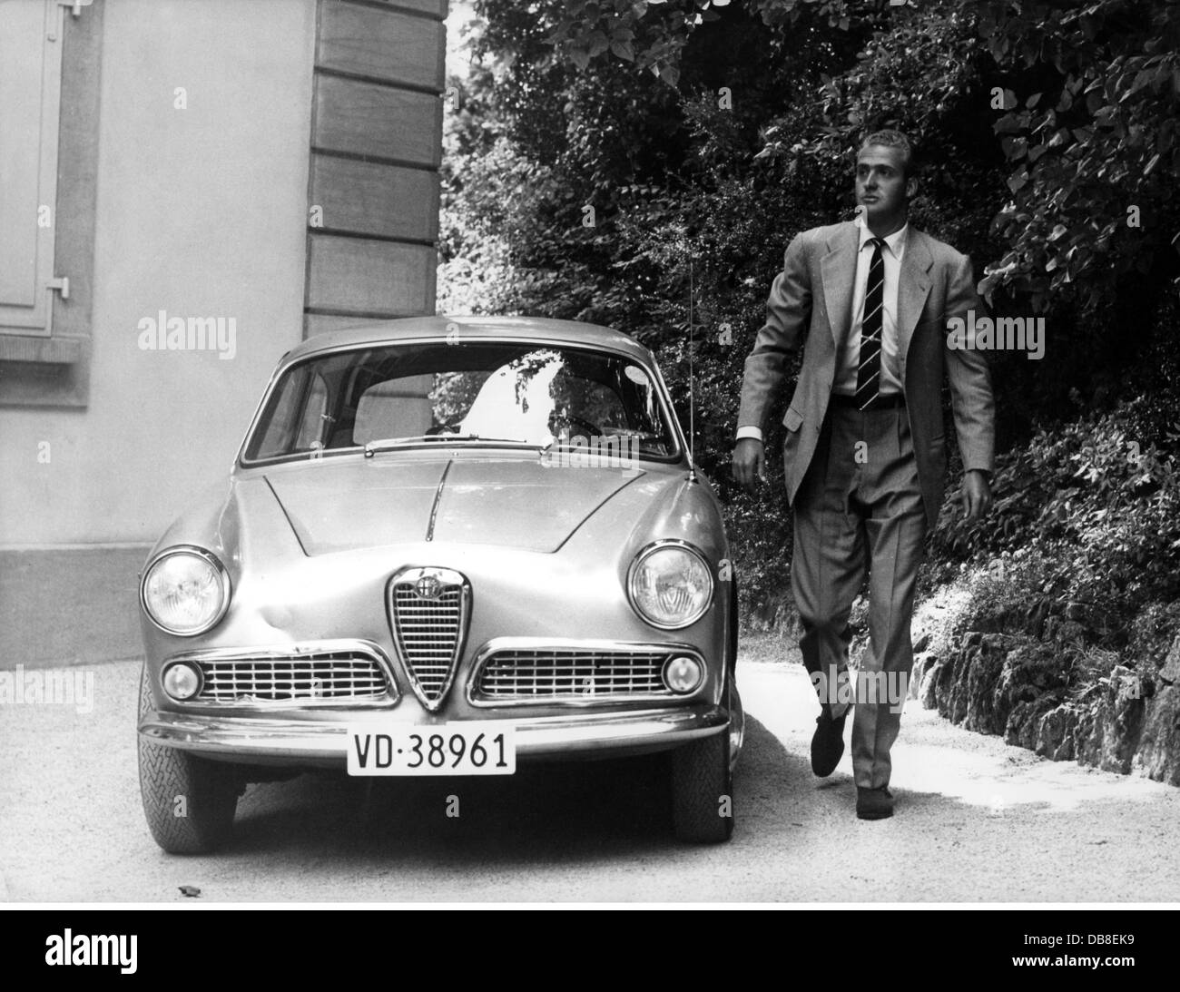 Juan Carlos i, * 5.1.1938, re di Spagna dal 22.11.1975, a tutta lunghezza, come principe, con auto sportiva, Losanna, 13.9.1961, Foto Stock