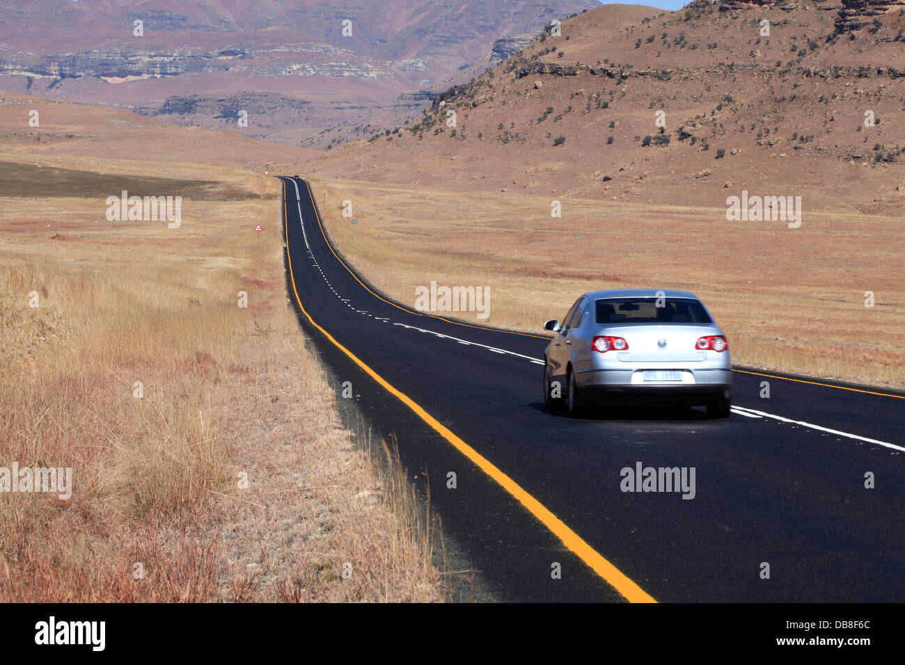 Una unità di auto lungo la strada di catrame di strada bianca centro iscrizioni in Golden Gate Highlands National Park Libero Stato del Sud Africa Foto Stock