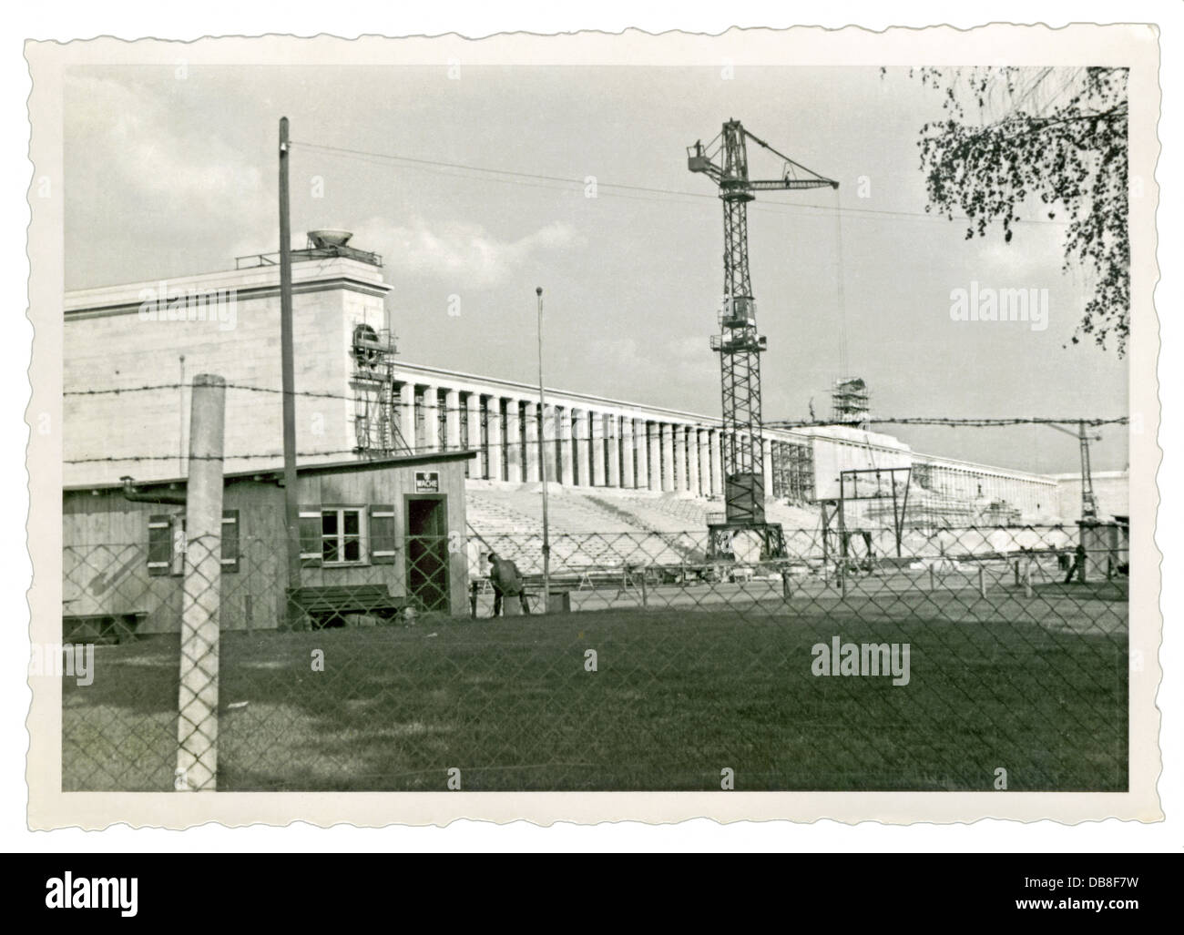 Geografia / viaggio, Germania, Norimberga, cantiere del partito nazista rally terreni, costruzione dello stand Zeppelin, stand con colonne galleria, costruito 1935-1937 da Albert Speer, guardhouse con guardia del sonno, cantiere pochi mesi prima del completamento degli edifici di propaganda, swastikas diventare montato, 1937, Additional-Rights-Clearences-non disponibile Foto Stock