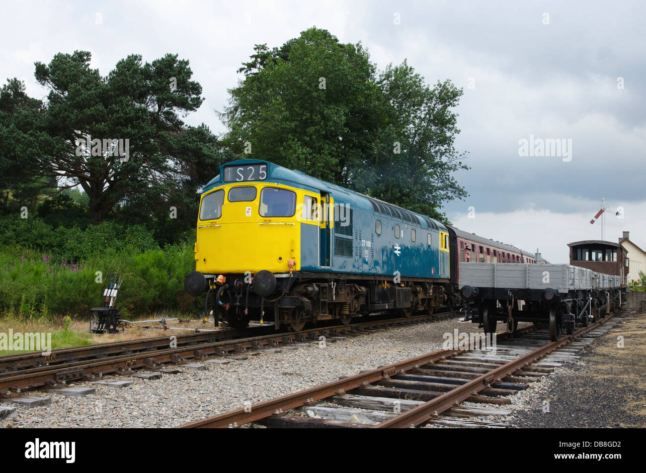 Diesel-elettrico 2 di tipo classe 27 D5394 27106 BRCW stazione broomhill strathspey Steam Railway Highlands della Scozia Foto Stock