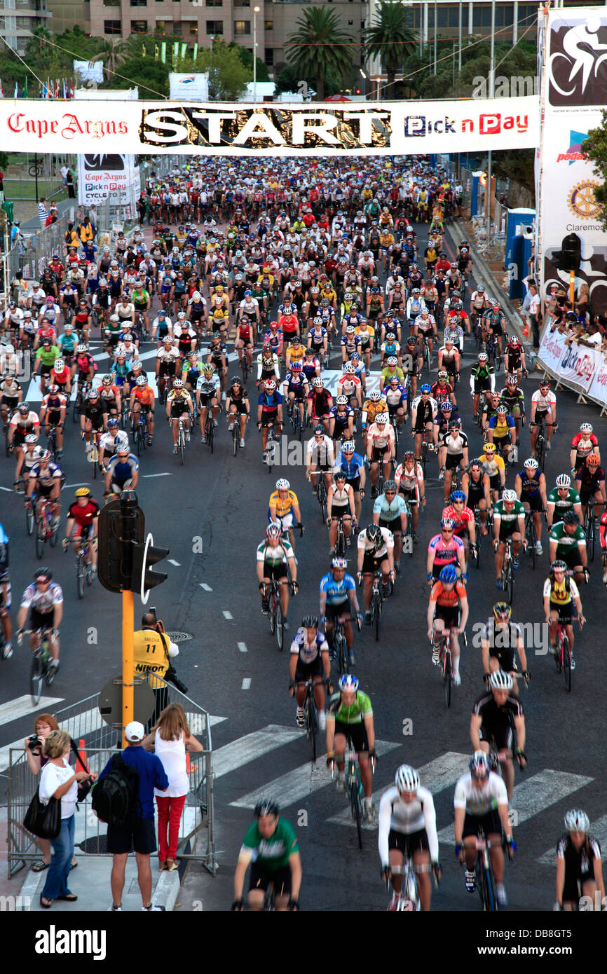 Inizio del Cape Argus Cycle Tour in Città del Capo Foto Stock