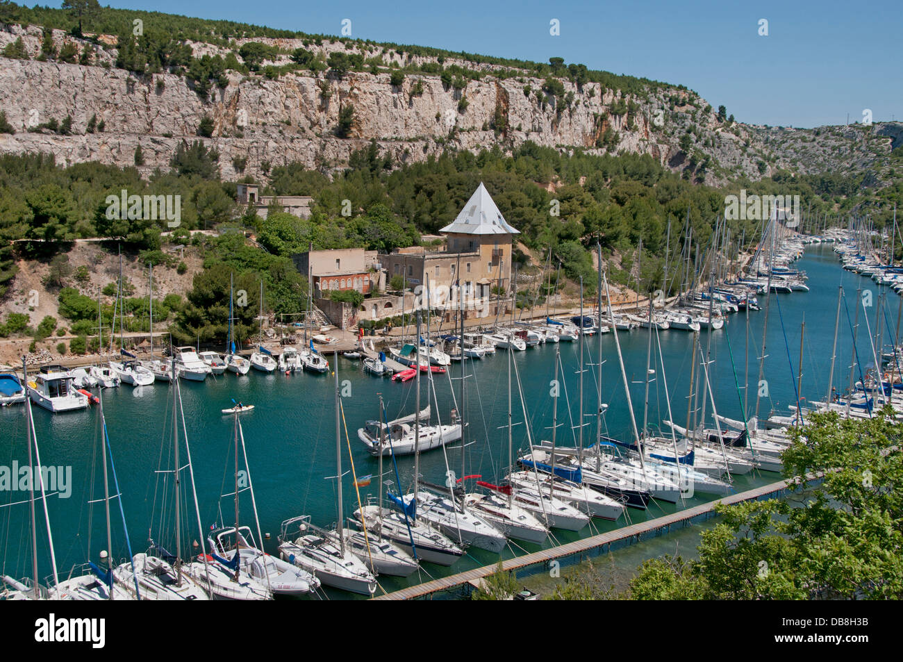 Provenza Calanques di Cassis vicino la Costa Azzurra Francia BARCA Porto Mare Porto Foto Stock