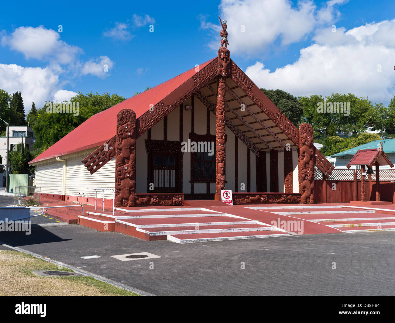 Dh Ohinemutu Rotorua Nuova Zelanda Maori Papaiouru Te Marae luogo di incontro casa sculture in legno tradizionali della casa Foto Stock