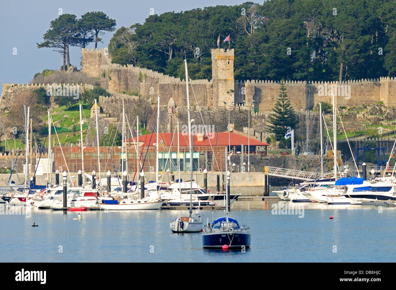 Il Castello di Monterreal e marina. Baiona, Galizia, Spagna Foto Stock