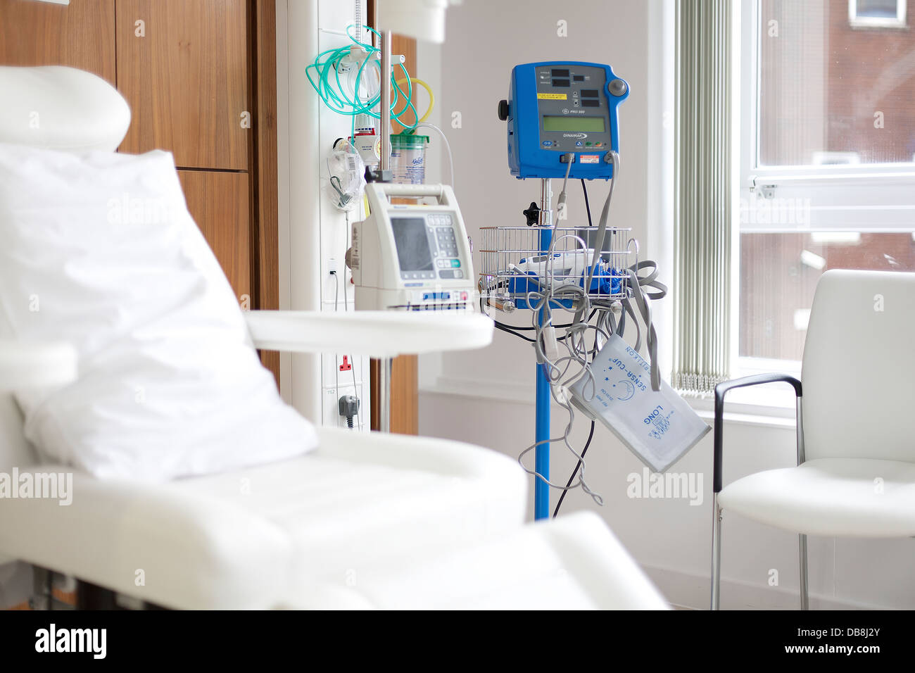 Attrezzature mediche da un letto in un ospedale di cancro Foto Stock
