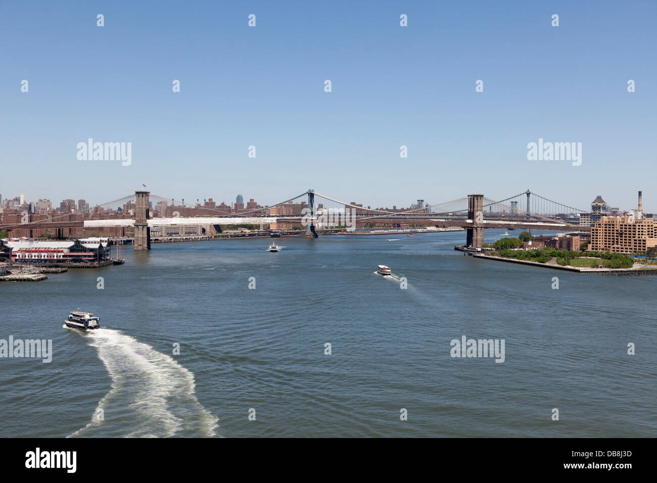 Vista aerea di East River con il ponte di Brooklyn e la Williamsburg Bridge, New York City Foto Stock