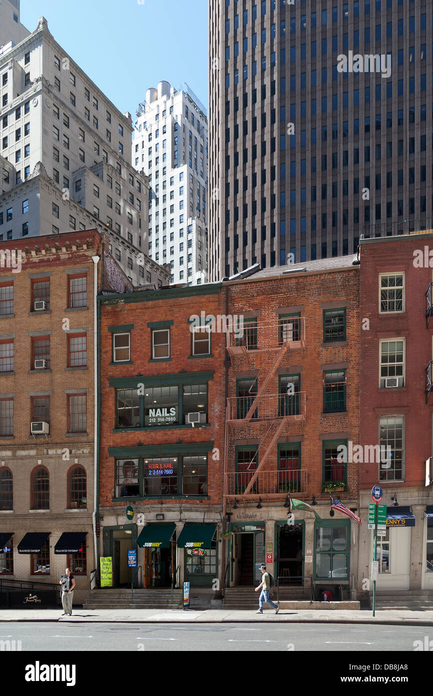 Vecchi e nuovi edifici nel quartiere finanziario di New York City Foto Stock