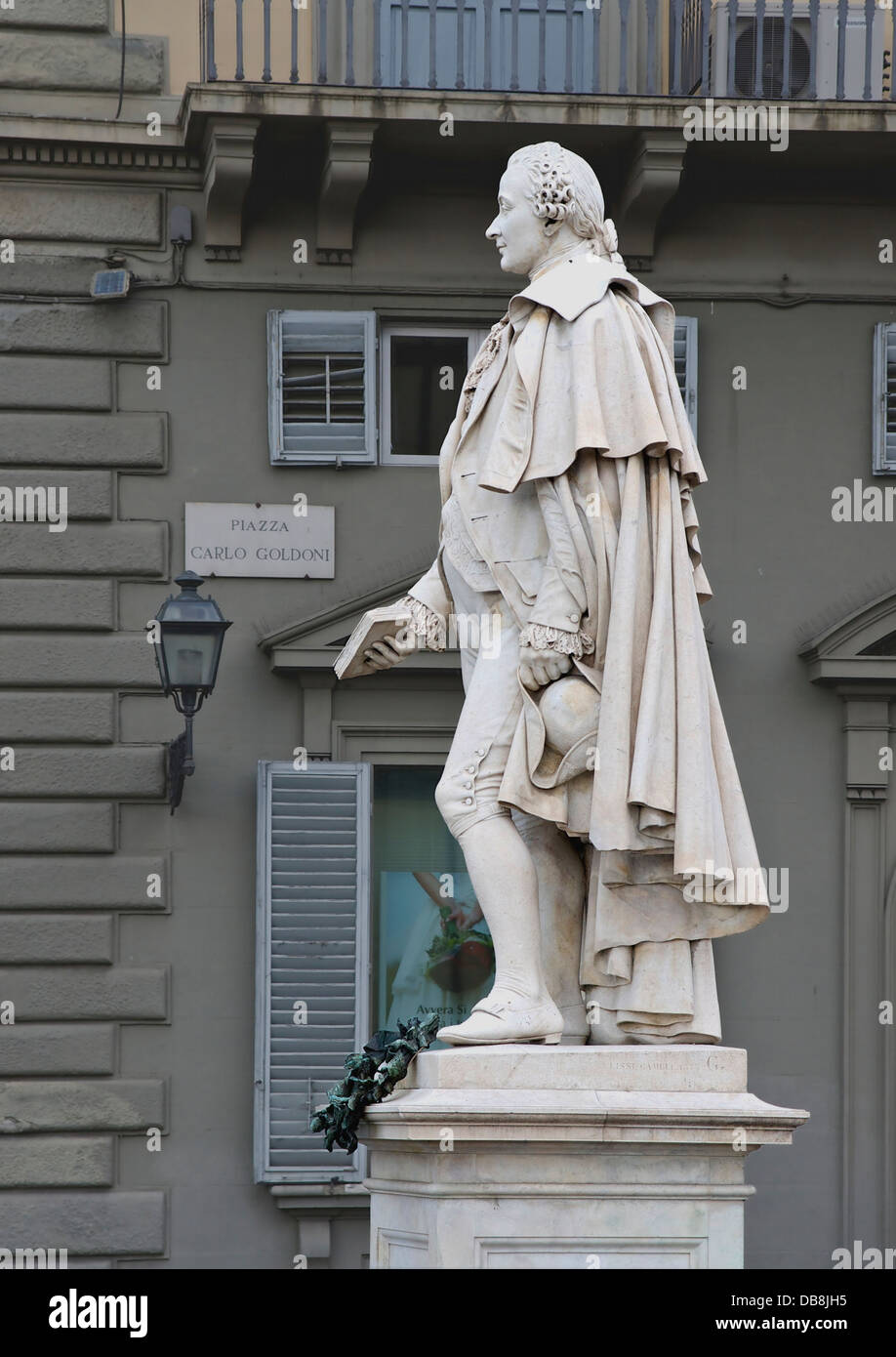 La statua di Carlo Goldoni, realizzata dallo scultore Ulisse cambi nel 1873, si trova a Firenze. Commemora il famoso drammaturgo veneziano e i suoi contributi al teatro italiano. Foto Stock