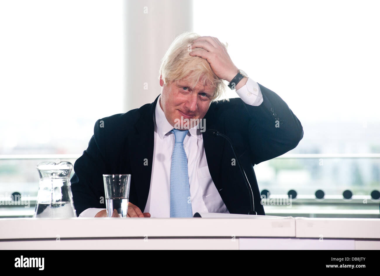 London, Regno Unito - 25 Luglio 2013: sindaco di Londra Boris Johnson tocca i suoi capelli durante la conferenza stampa di esaminare il retaggio della Londra dei Giochi Olimpici e Paraolimpici. Credito: Piero Cruciatti/Alamy Live News Foto Stock