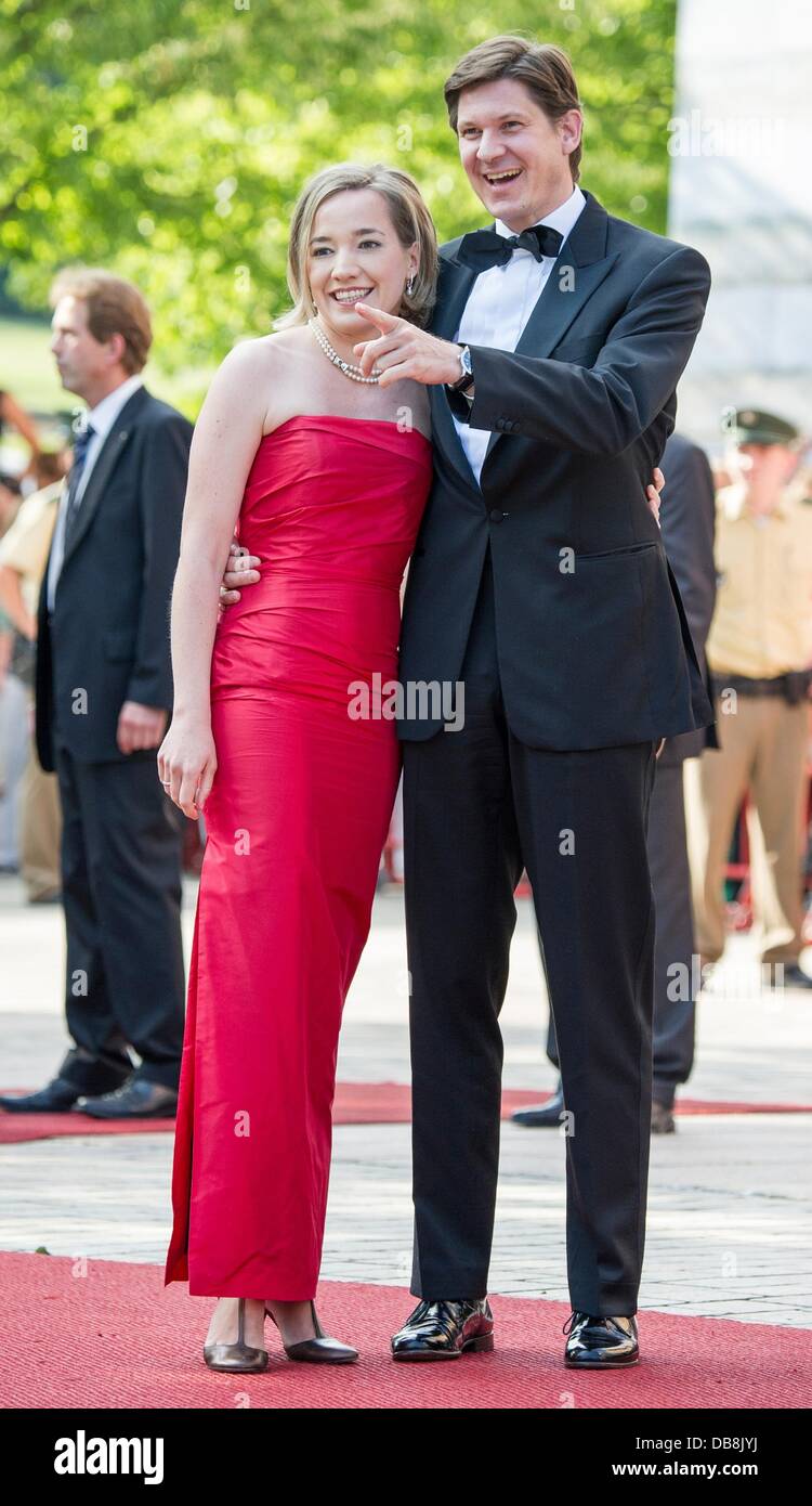 Bayreuth, Germania. Xxv Luglio, 2013. Ministro tedesco degli affari della famiglia Kristina Schroeder (CDU) e suo marito Ole arrivano all'apertura del Festival di Bayreuth 2013 a Bayreuth, Germania, 25 luglio 2013. Un mese festival di Wagner è la Germania il più prestigioso evento della coltura. Foto: Tobias Hase/dpa/Alamy Live News Foto Stock