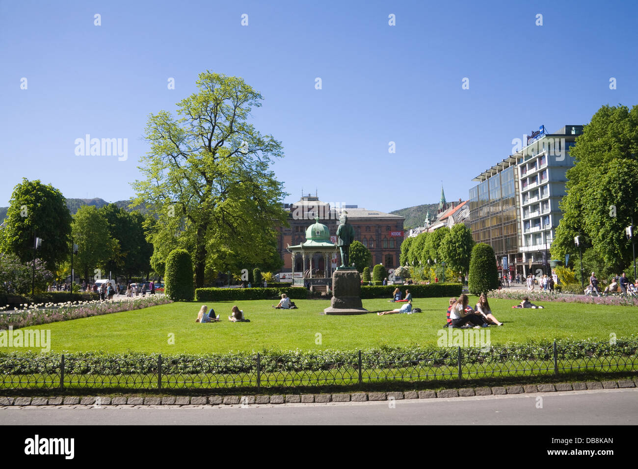 Bergen in Norvegia Europa vista attraverso giardini Festplassen verso Kode Bergen Art Museum Foto Stock