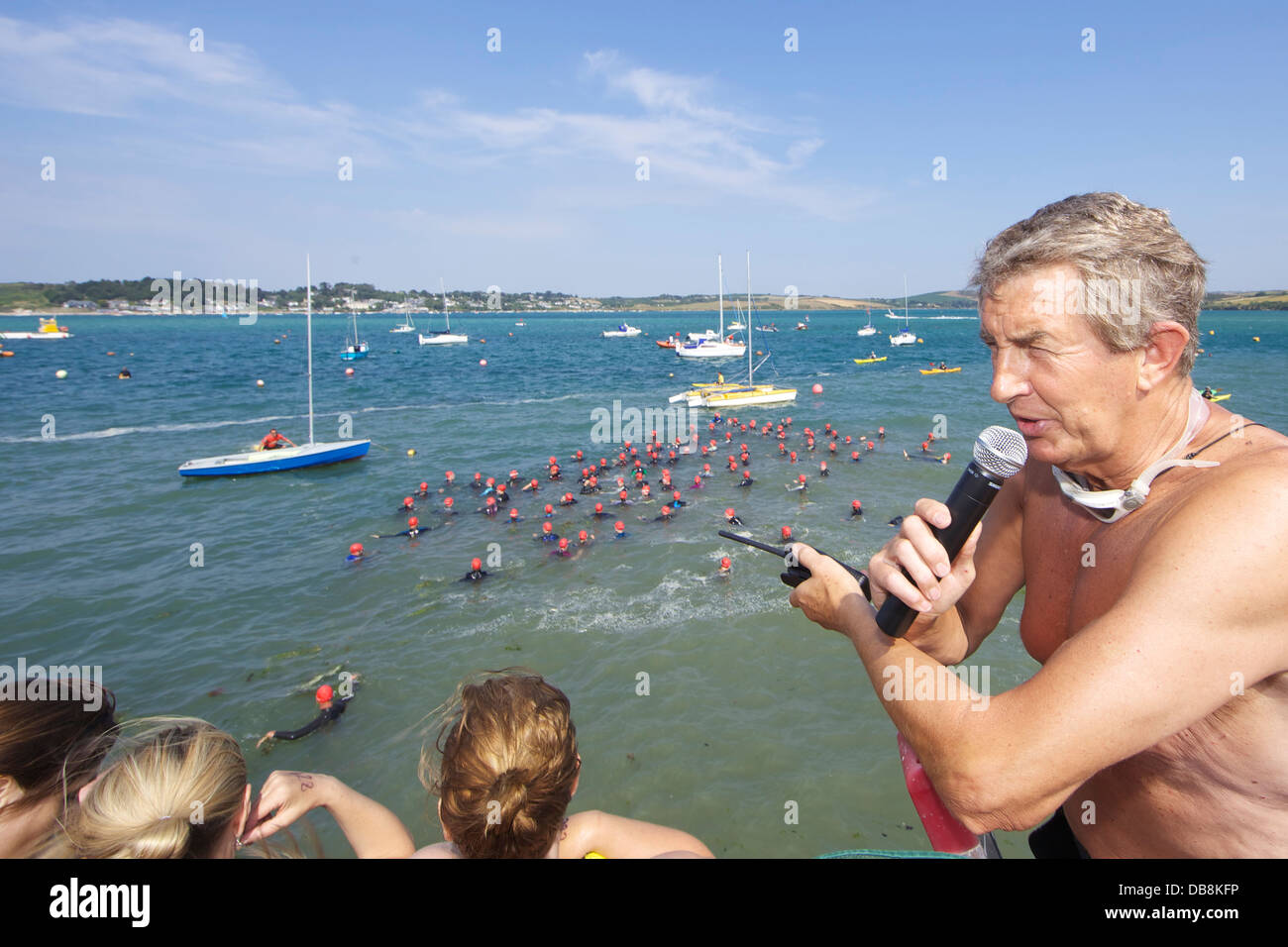 Prendendo parte a questo anno di Marie Curie a Padstow al Rock carità nuotare sono i nuotatori elite che sono sotto il motorino di avviamento è gli ordini. Foto Stock