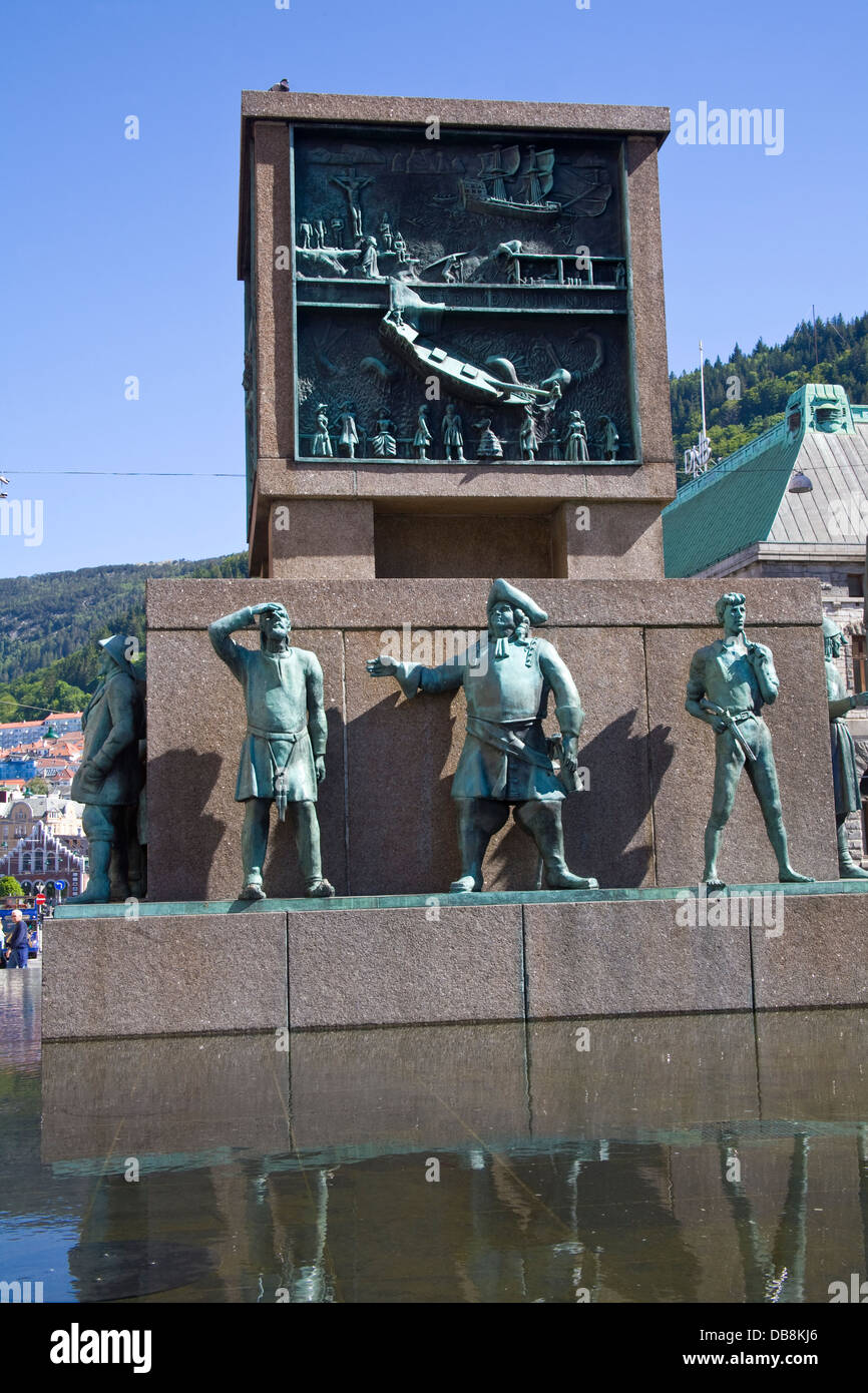 Bergen in Norvegia Europa monumento marinai su occupato Torgallmenningen pedonale omaggio ai norvegesi passato marinaro Foto Stock
