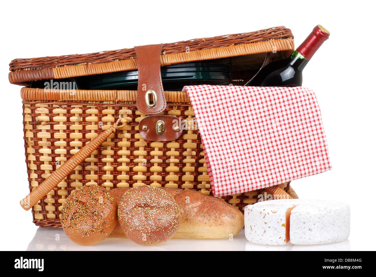Cesto picnic con pane formaggio e vino Foto Stock