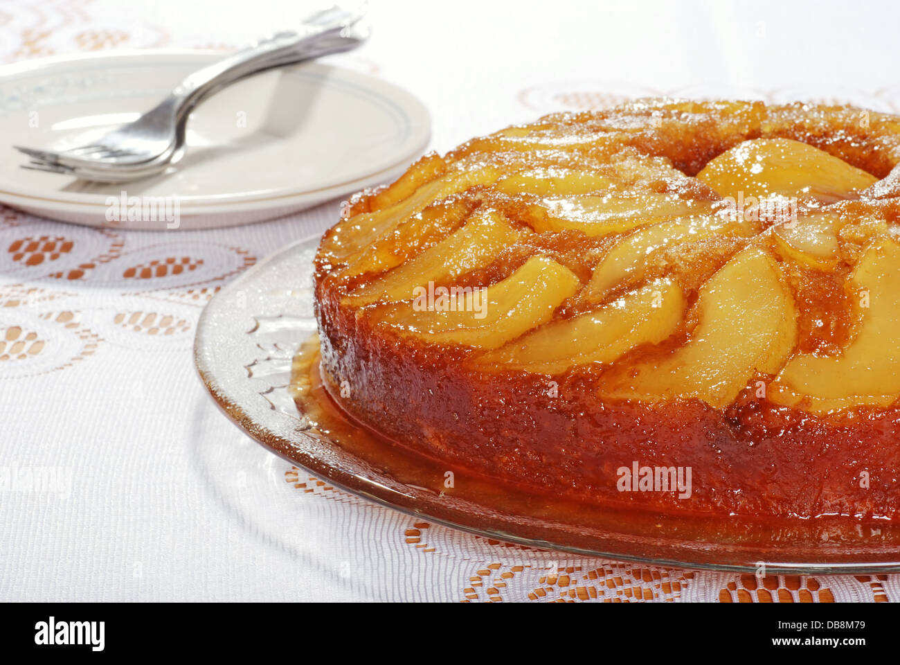 Sottosopra torta di pere con piastre e forche Foto Stock