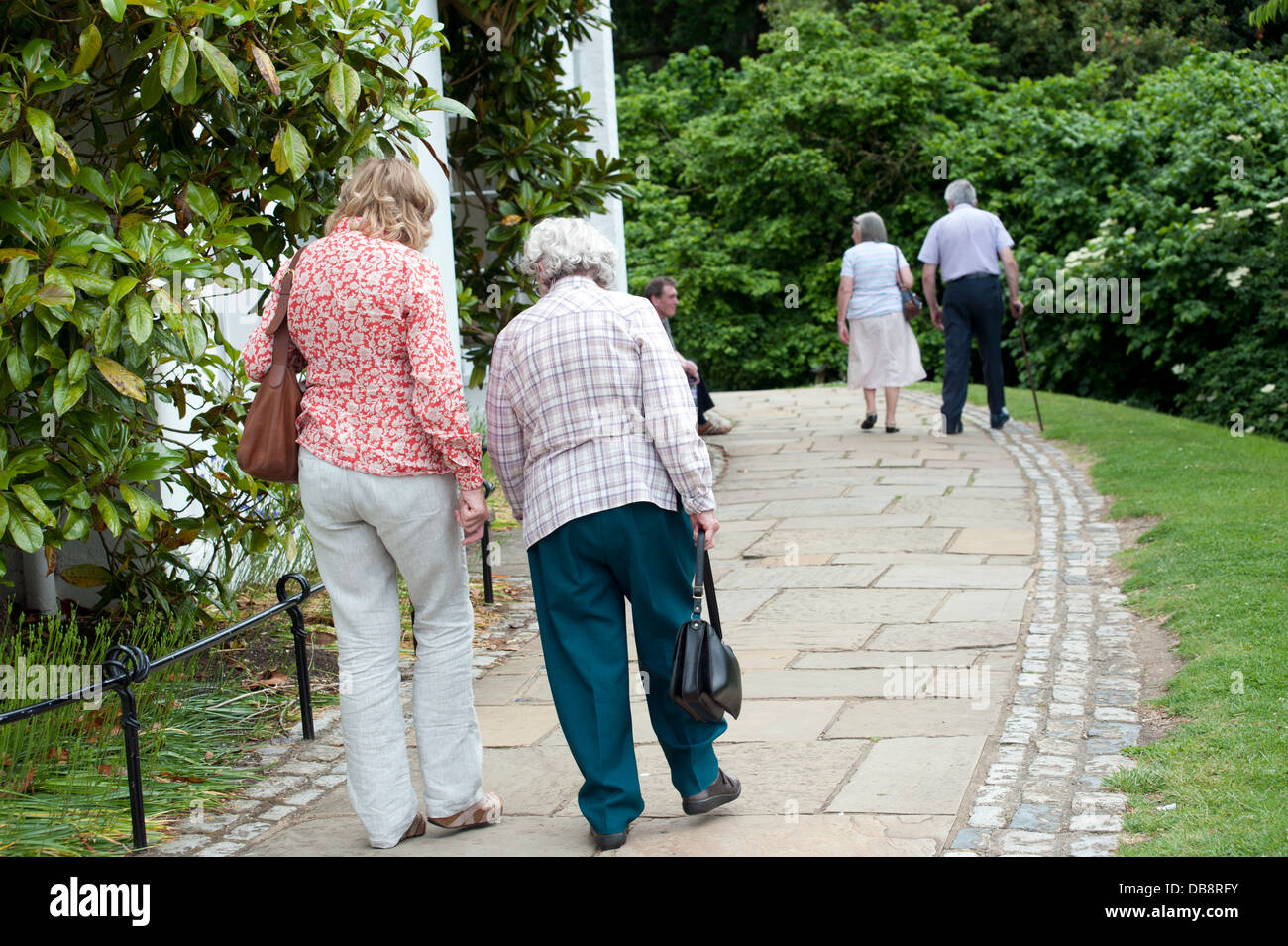 Diversi anziani adulto passeggiate nel parco di uomo adulto donne adulte Richmond Park Foto Stock