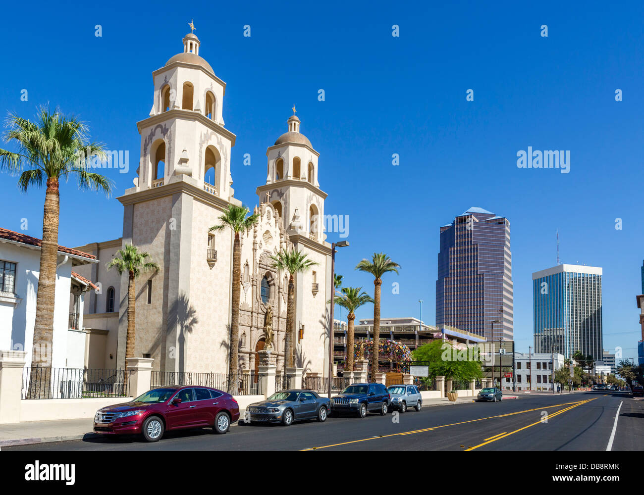 Sant'Agostino Cattedrale guardando verso il quartiere degli affari, Stone Street, Tucson, Arizona, Stati Uniti d'America Foto Stock