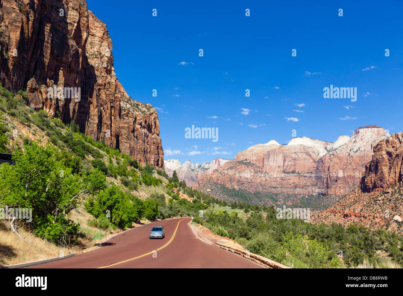 Auto su Zion-Mount Carmel Highway (SR 9), il Parco Nazionale di Zion, Utah, Stati Uniti d'America Foto Stock