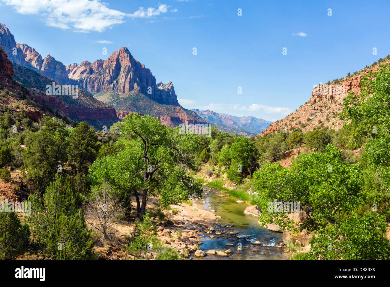 Fiume vergine guardando verso la sentinella di picco, visto da un ponte sul Zion-Mount Carmel Highway (SR 9), il Parco Nazionale di Zion, Utah, Stati Uniti d'America Foto Stock