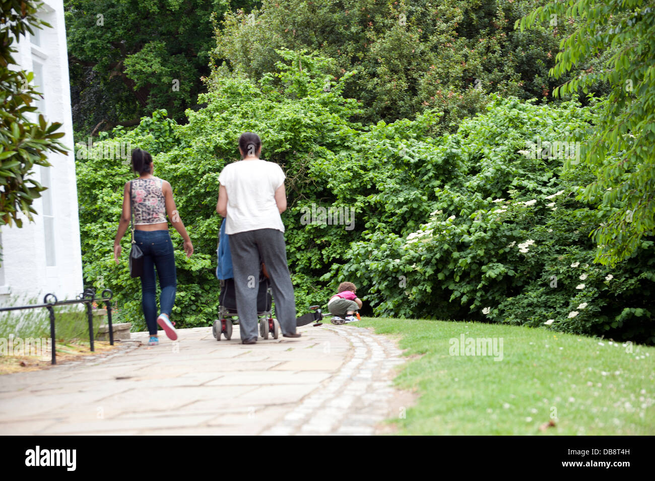 Diversi anziani adulto passeggiate nel parco di uomo adulto donne adulte e sedia a rotelle Foto Stock