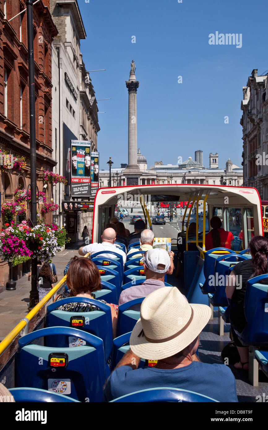 Open Top London Tour Bus si avvicina a Trafalgar Square a Londra, Inghilterra Foto Stock