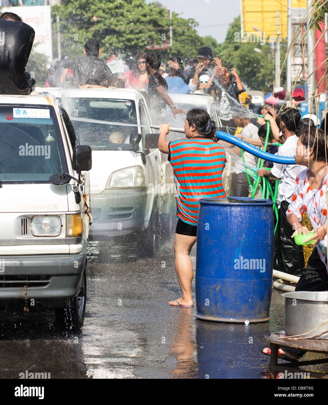 Gente allegra sulla strada, festival dell'acqua Foto Stock