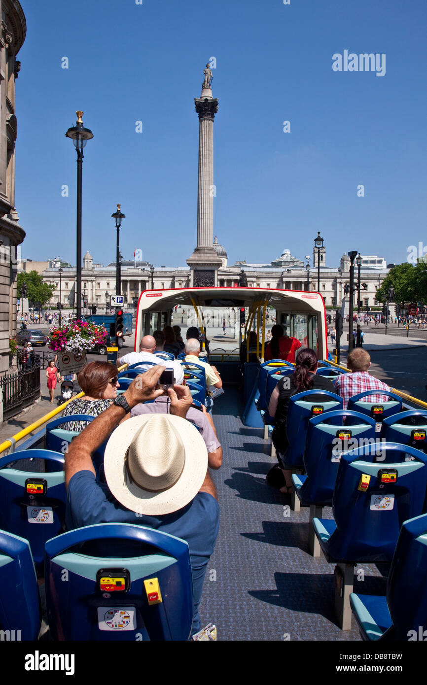 Open Top London Tour Bus si avvicina a Trafalgar Square a Londra, Inghilterra Foto Stock