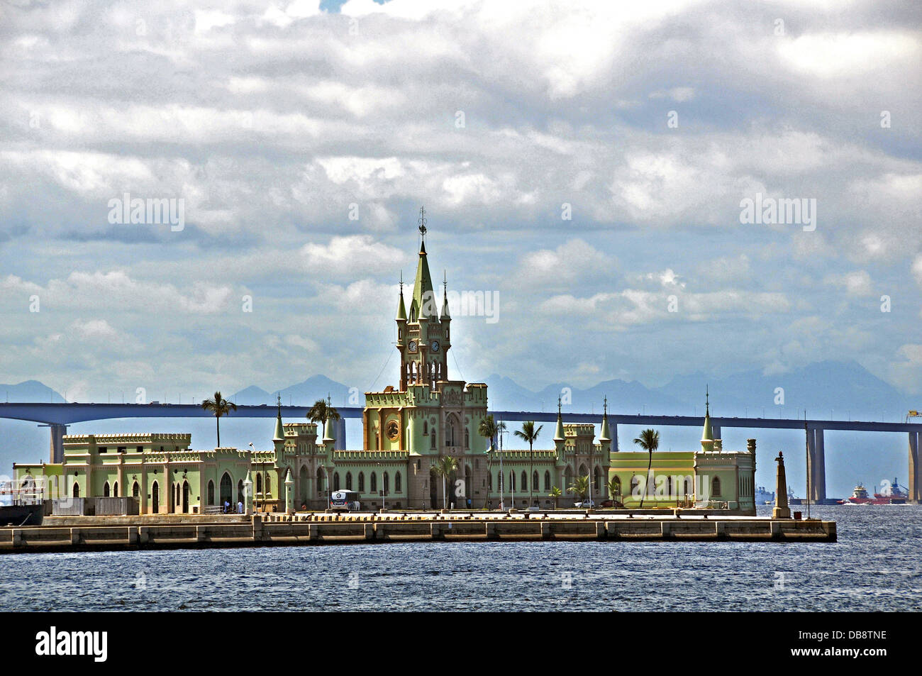 Ilha Fiscal palace e ponte Rio-Niteroi Rio de Janeiro in Brasile America del Sud Foto Stock