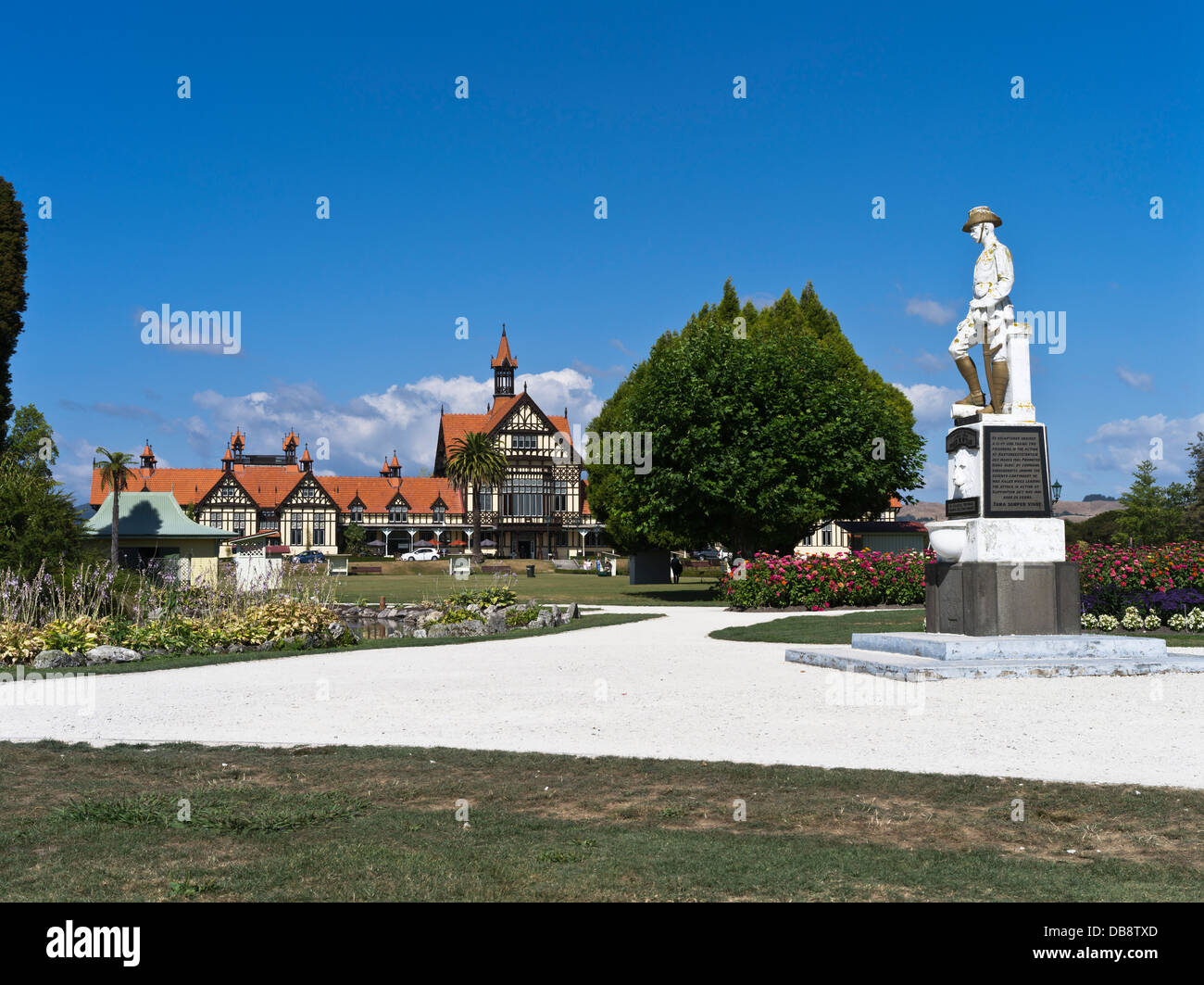 dh Government Gardens ROTORUA NEW ZEALAND statua commemorativa di Fred Wylie South African Boer War e Old Bath House museo a nord isola Foto Stock