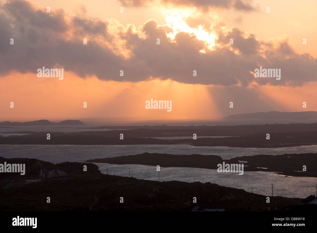 Vista su Connemara Coast da Sky Road vicino a Clifden al tramonto County Galway Eire Repubblica di Irlanda Foto Stock