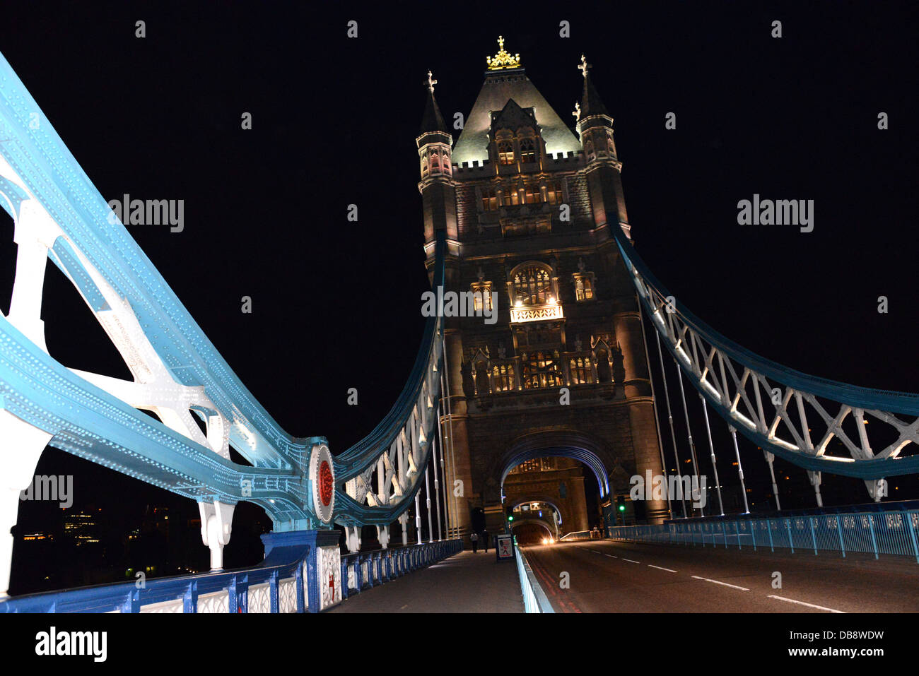 Varie viste del Tower Bridge London REGNO UNITO di notte e lavorare il ferro del ponte di vernice blu guardando verso sud e nord. Foto Stock