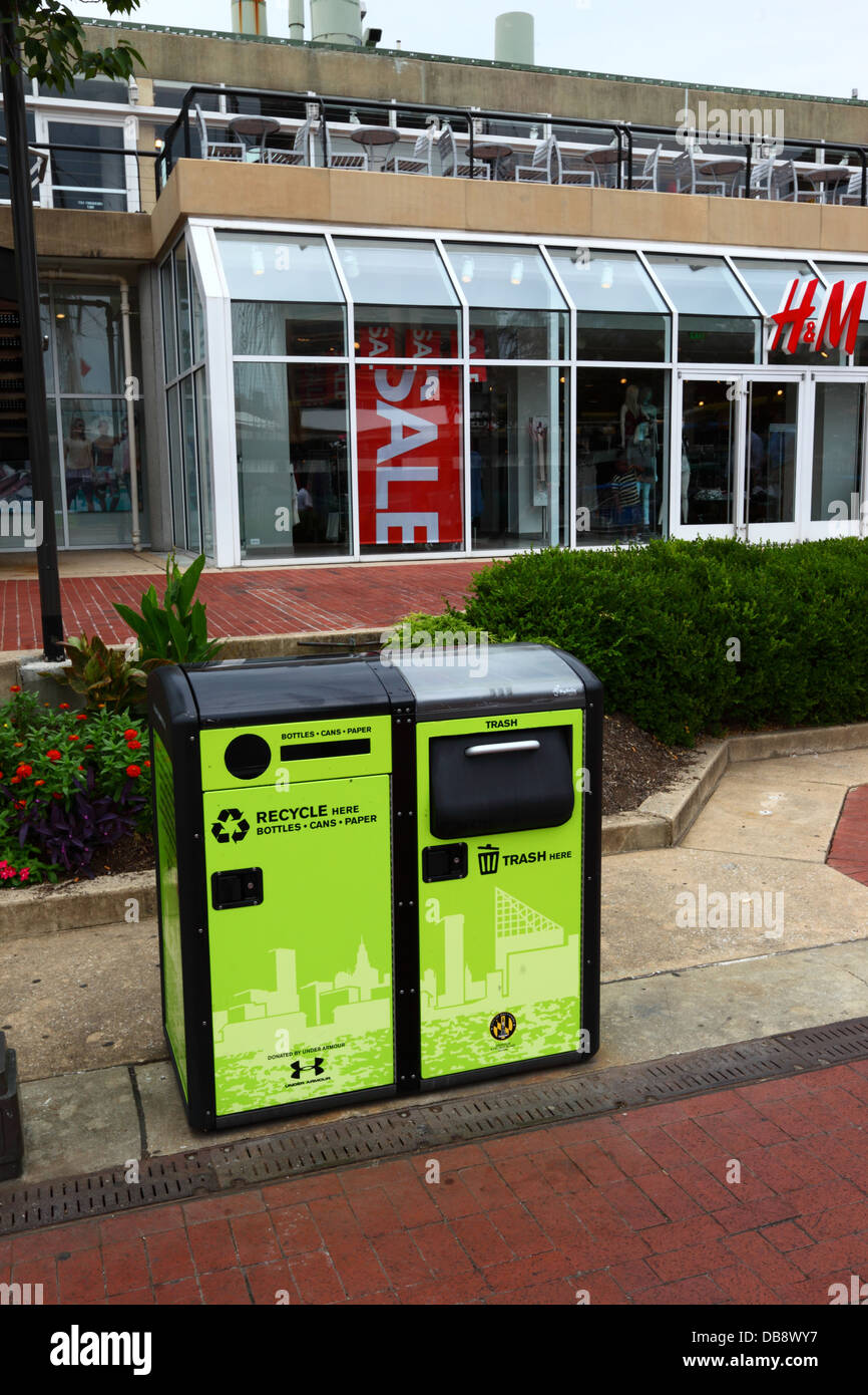 BigBelly alimentato ad energia solare di rifiuti Compattazione e cassonetti per il riciclaggio, Porto Interno, città di Baltimora, Maryland, Stati Uniti d'America Foto Stock