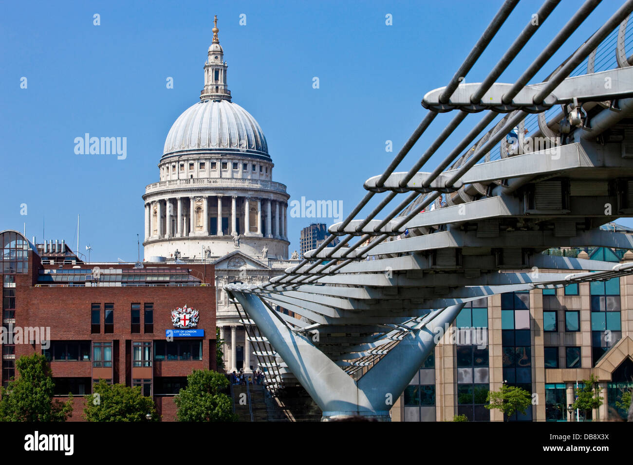 Il Millennium Footbridge e la Cattedrale di St Paul, Londra, Inghilterra Foto Stock