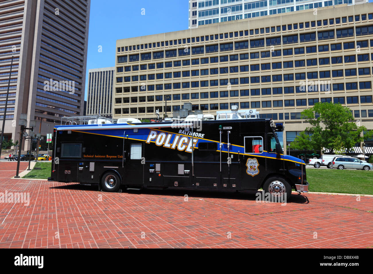 Baltimore Police Technical Assistance Response Unit Truck parcheggiato accanto a Inner Harbor, Baltimora, Maryland, USA Foto Stock