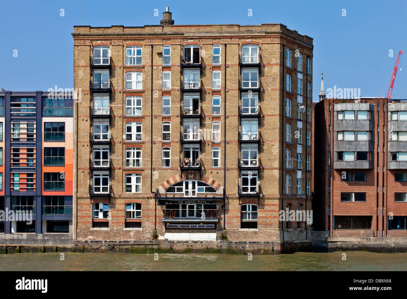 Riverside Apartments, il fiume Tamigi, Londra, Inghilterra Foto Stock