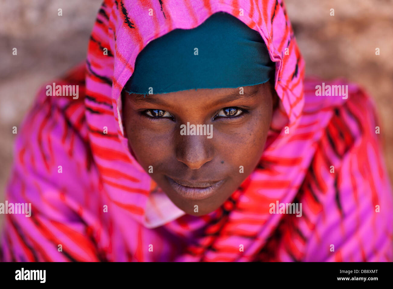 Una ragazza somala pone per la prima immagine della sua vita. Ella vive in un piccolo villaggio situato sul confine con l Etiopia. Foto Stock