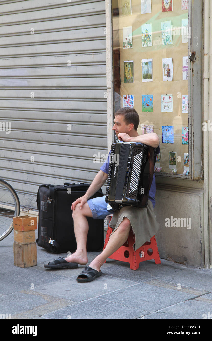 Giovane musicista di strada a Parma, Italia, riproduzione del Accordeon. Foto Stock