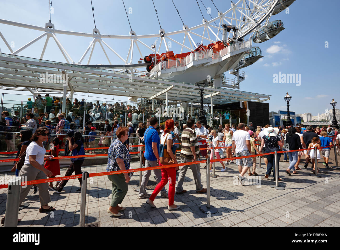I turisti in coda per entrare in London eye attrazione turistica di Londra Inghilterra REGNO UNITO Foto Stock