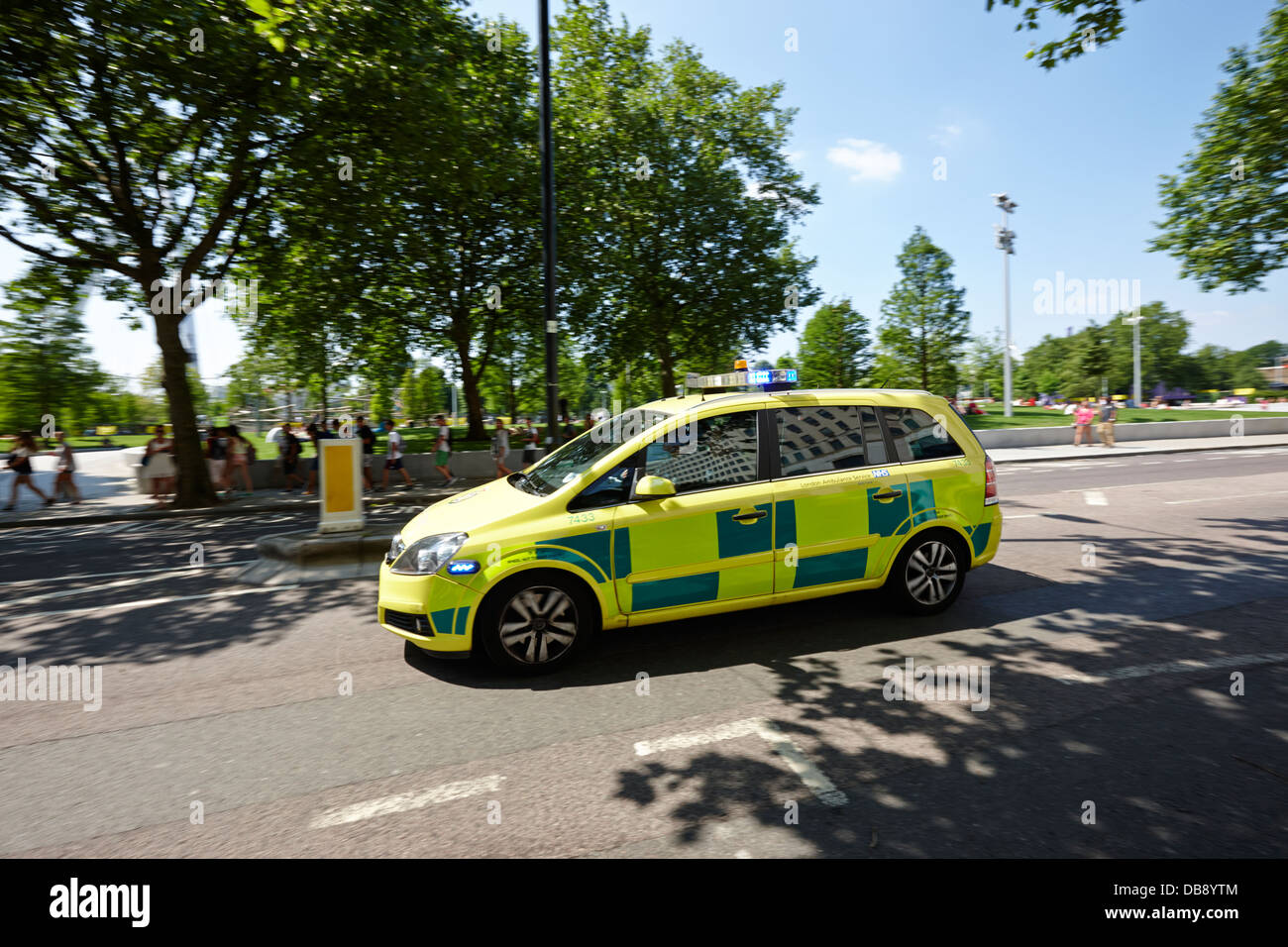 Londra servizio ambulanza risposta veloce paramedico veicolo accelerando lungo Southbank Londra Inghilterra REGNO UNITO Foto Stock