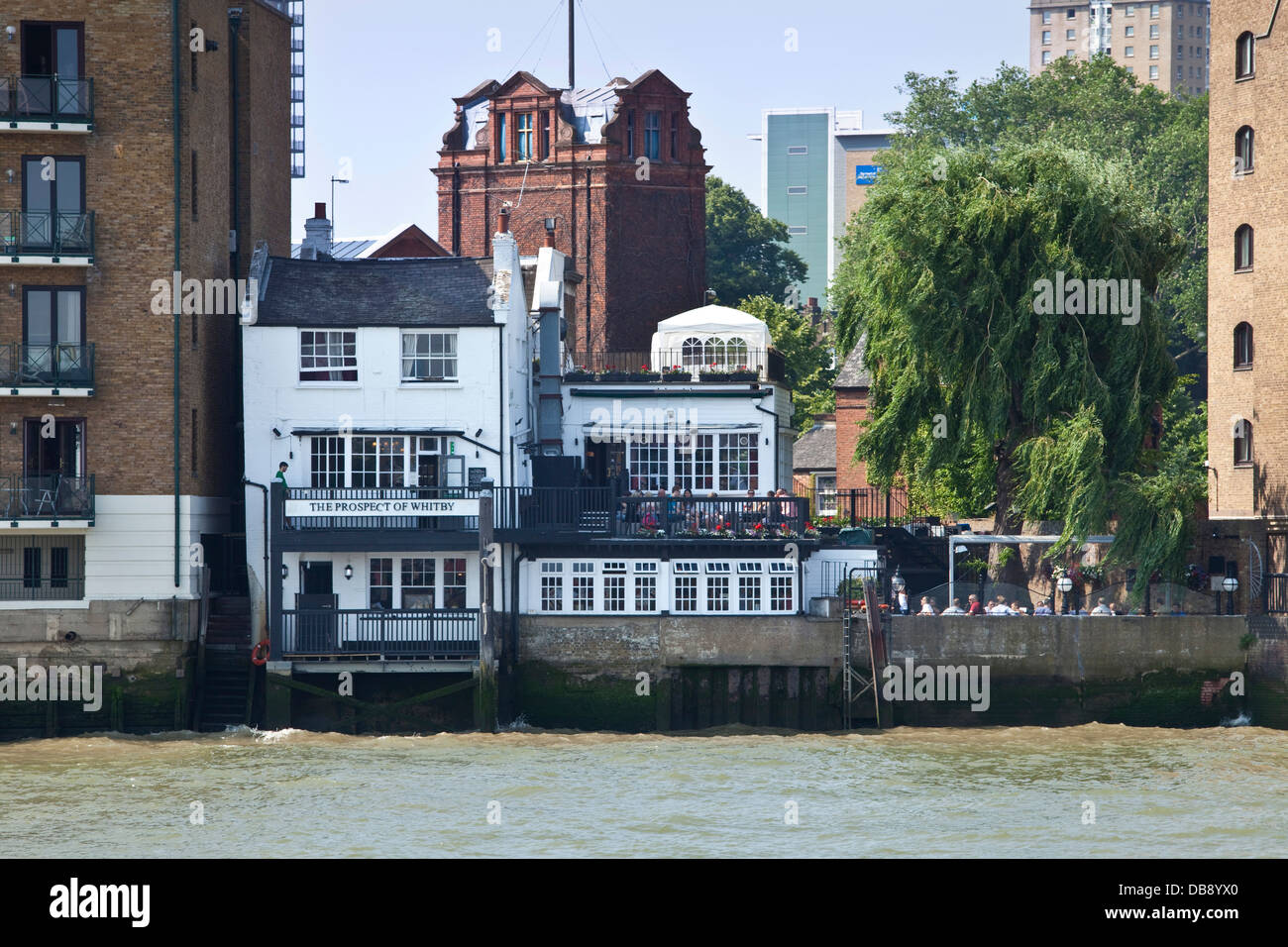 La prospettiva di Whitby Public House sul Fiume Tamigi a Londra, Inghilterra Foto Stock