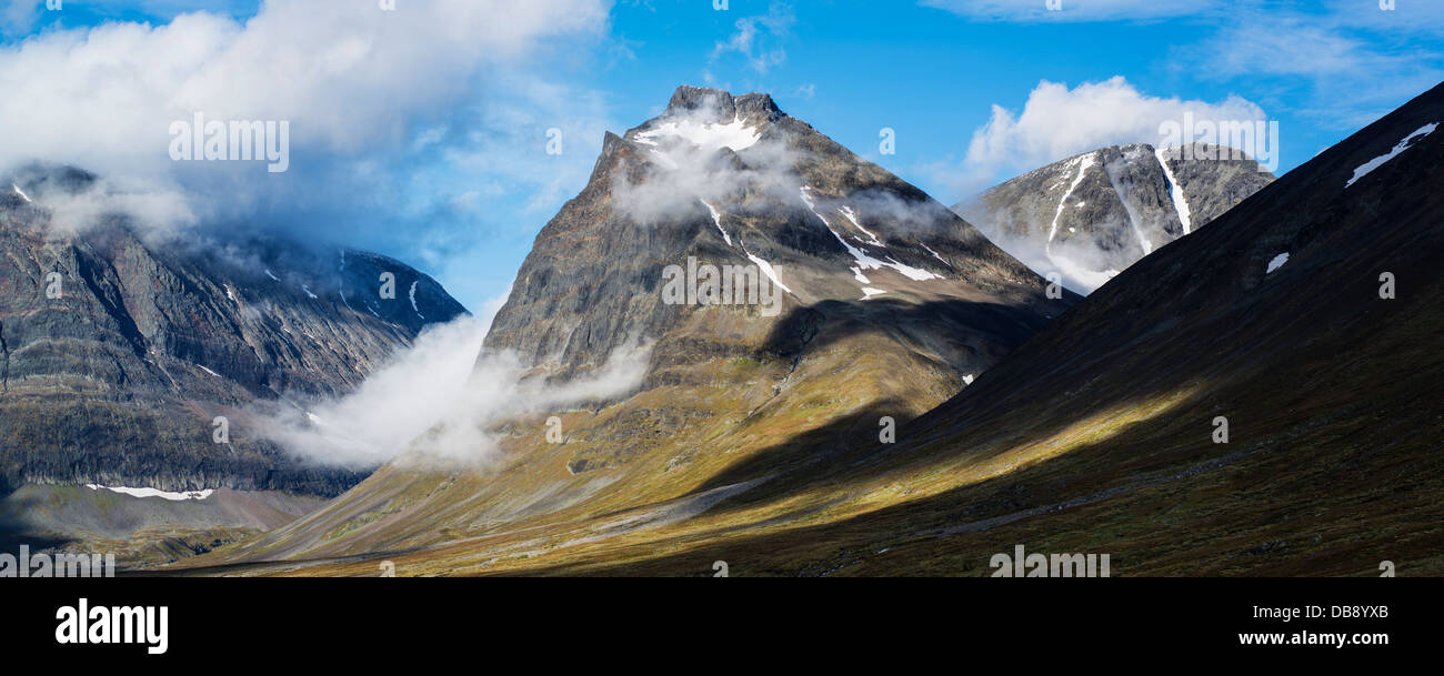 1662 metri - Tolpagorni Duolbagorni sorge sopra Ladtjovagge visto da vicino Kebnekaise Fjällstation, Lappland, Svezia Foto Stock