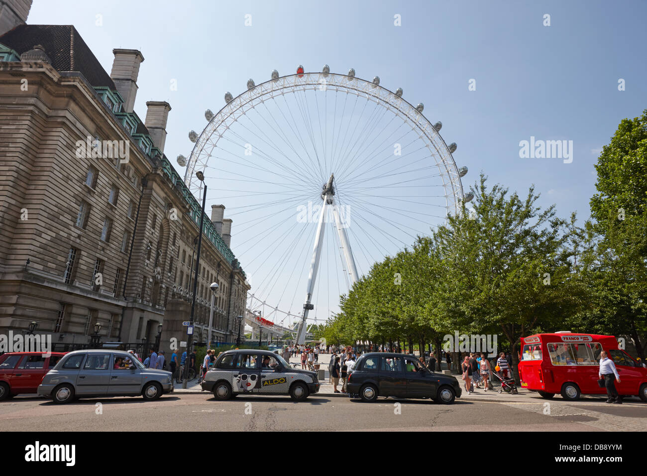 Il London Eye e la County Hall visto dal Southbank Londra Inghilterra REGNO UNITO Foto Stock