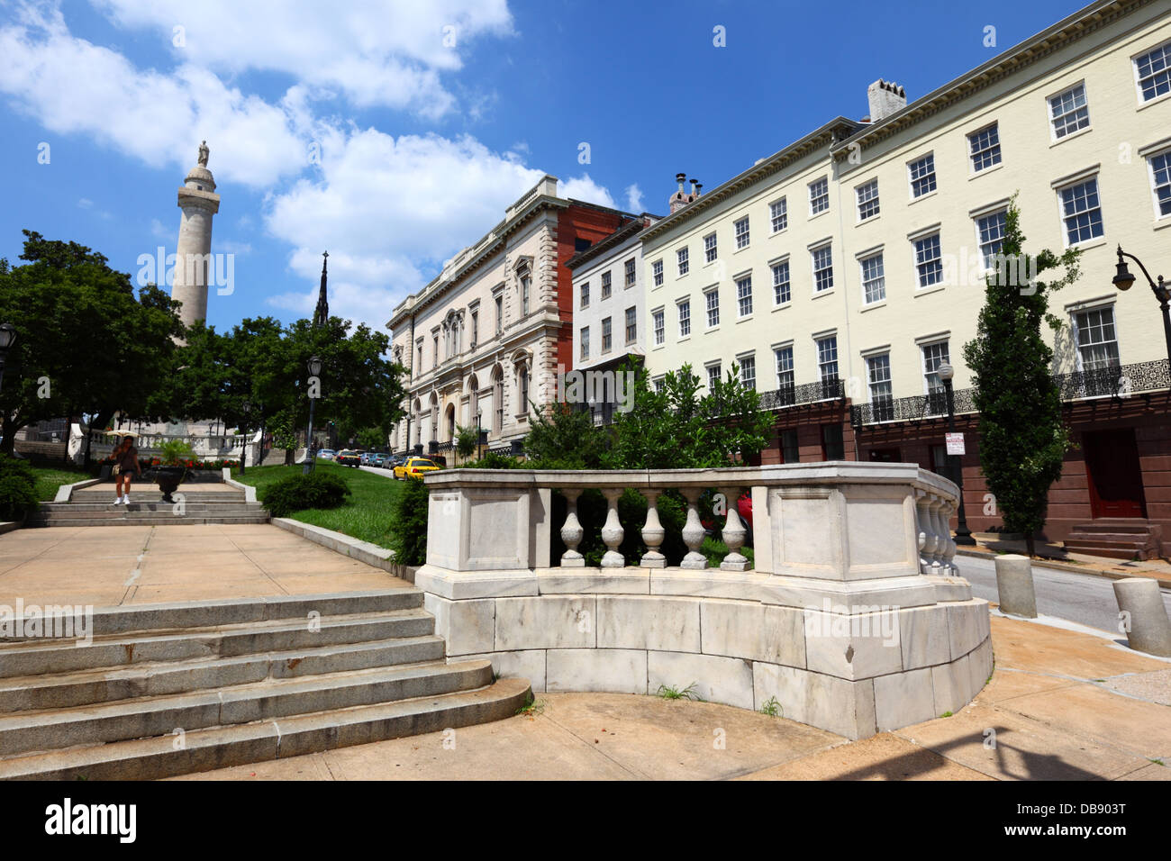 Shapiro Casa (R), Peabody Institute edificio e George Washington Monument, Washington Place, Mount Vernon, Baltimore, Maryland, Stati Uniti d'America Foto Stock