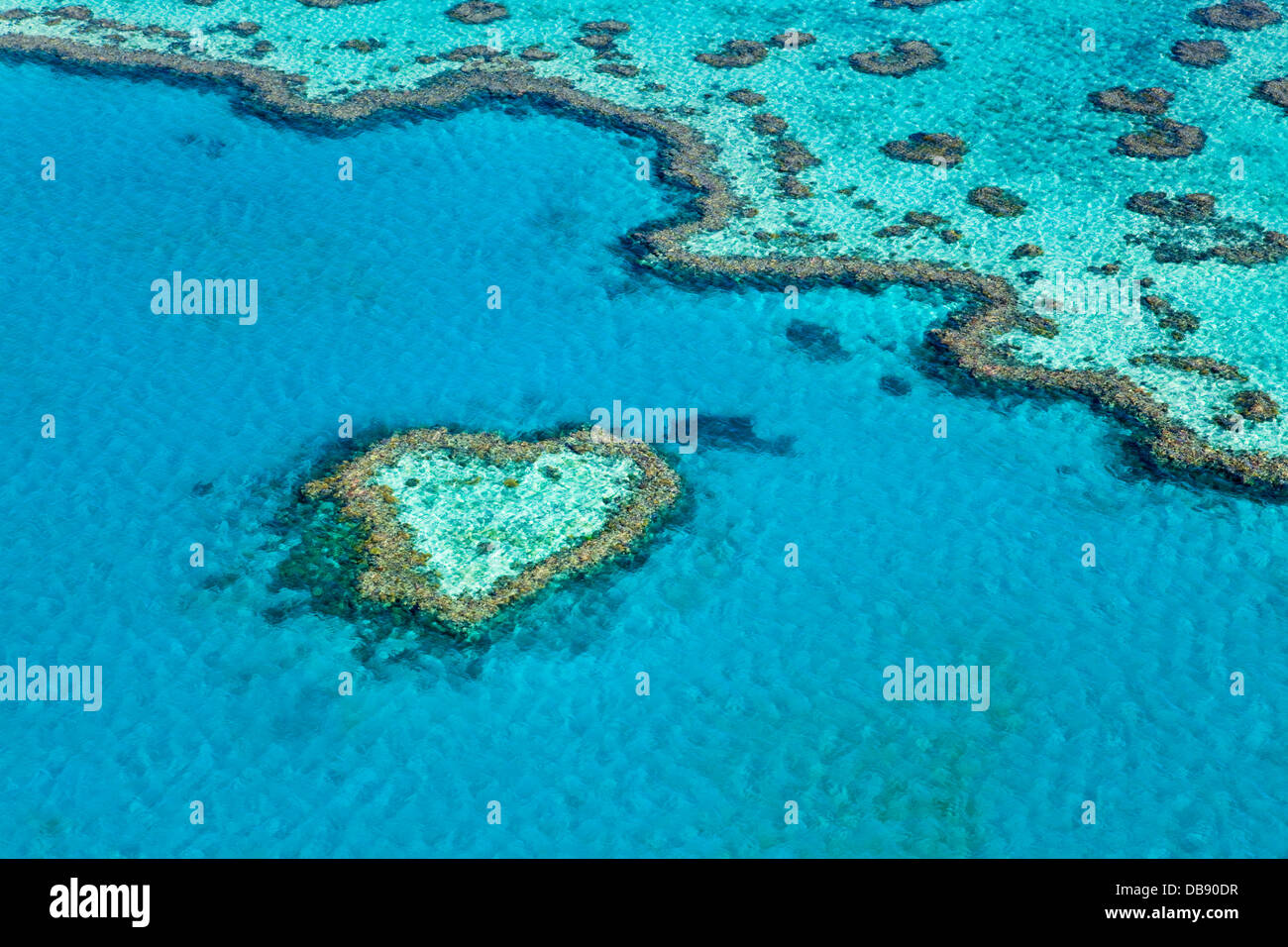 Vista aerea del "cuore Reef', una a forma di cuore la formazione di corallo a Hardys Reef. Great Barrier Reef Marine Park Foto Stock