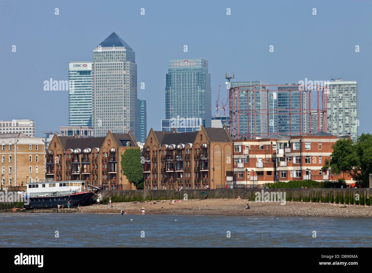 Spiaggia, il fiume Tamigi e da Canary Wharf a Londra, Inghilterra Foto Stock