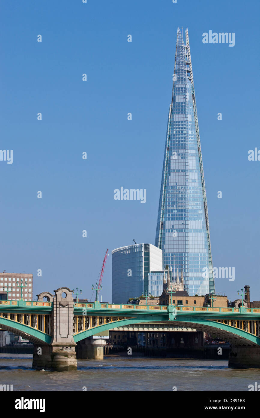 La Shard e Southwark Bridge, Londra, Inghilterra Foto Stock