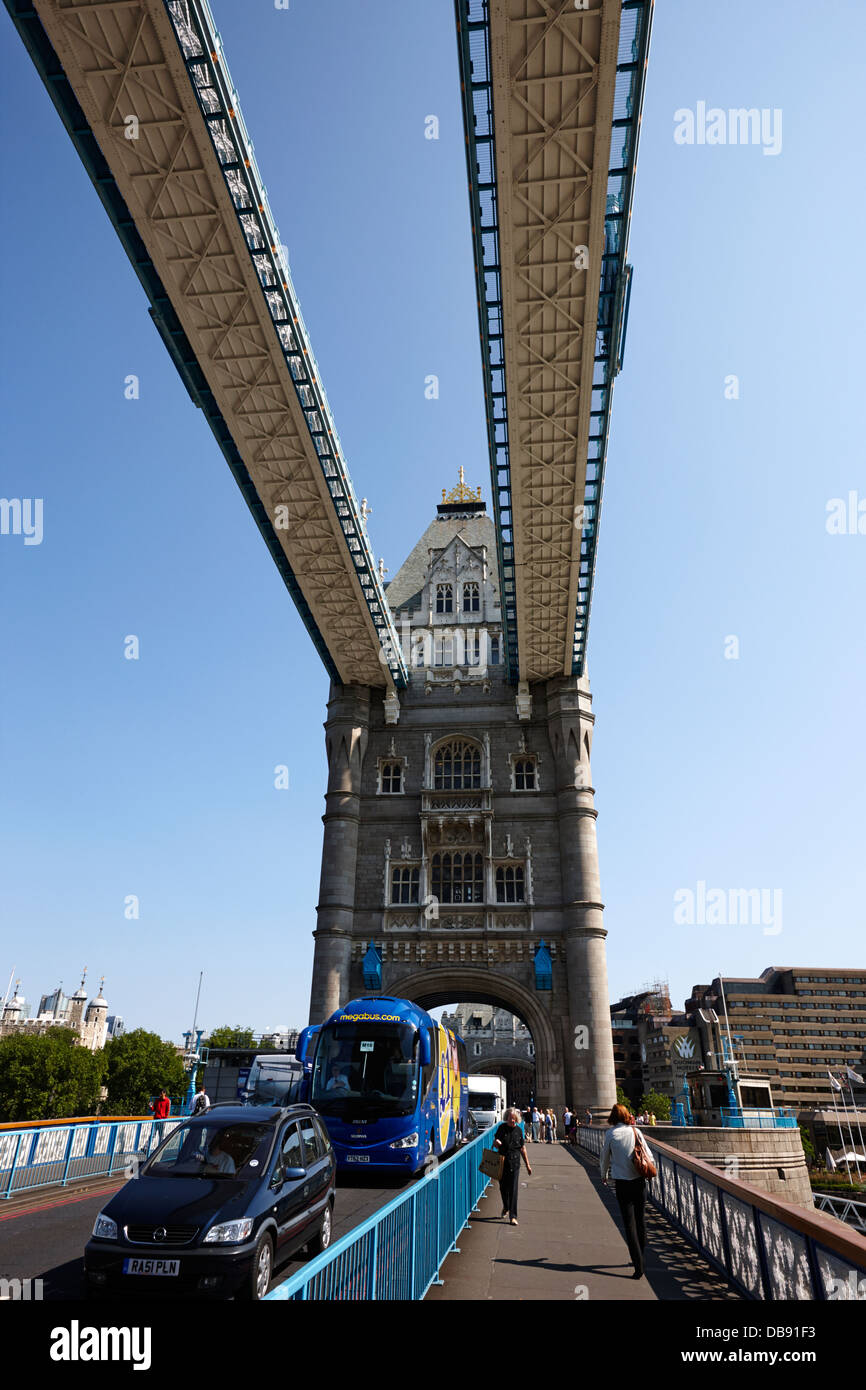 Attraversando il Tower bridge a piedi il centro di Londra Inghilterra REGNO UNITO Foto Stock