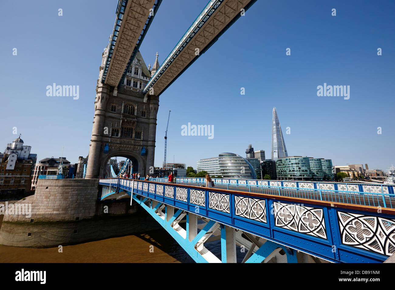 Il Tower Bridge e la Southwark Londra Inghilterra REGNO UNITO Foto Stock