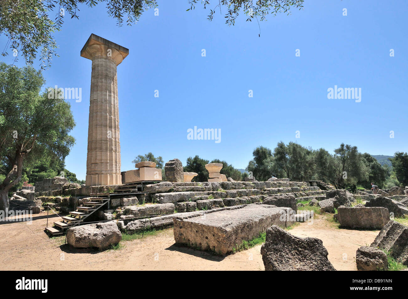 Colonna dorica classica di Teokoleon , si trova nel sito archeologico di Olimpia, Grecia Foto Stock