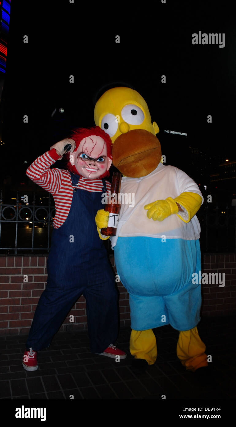 Ritratto notturno due animatori vestiti come Chucky gioco del bambino la  bambola e Homer Simpson, marciapiede, Bill's Casino, Las Vegas Strip Foto  stock - Alamy